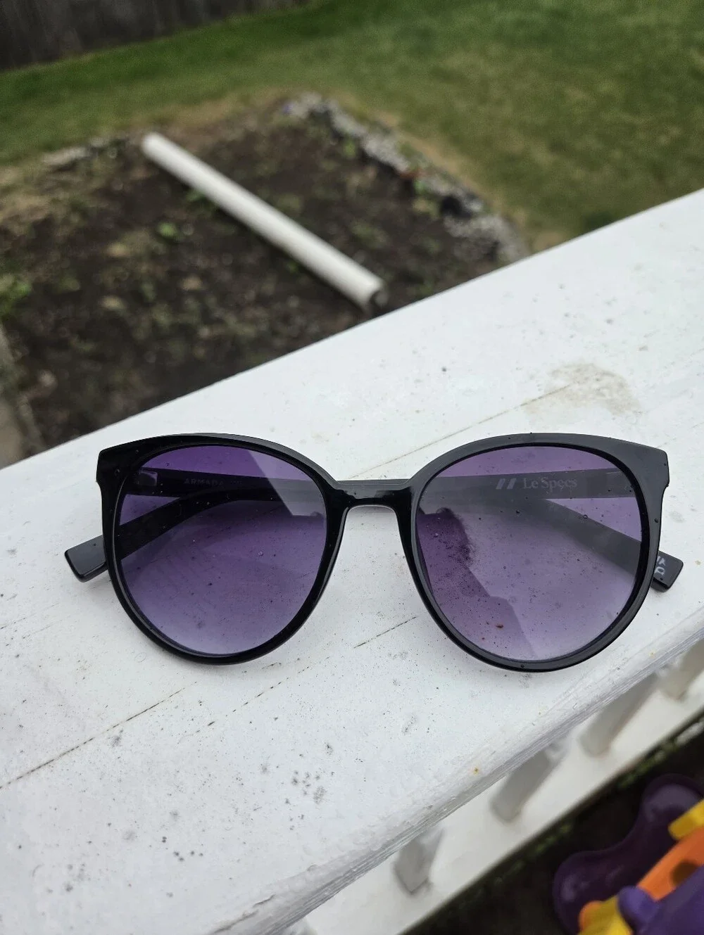 Le Specs Armada Black Round Cat-Eye Gradient Polarized Sunglasses